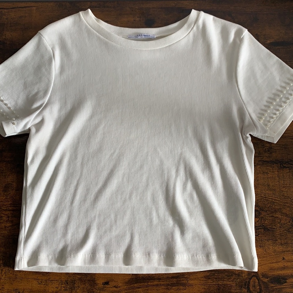 Zara- White Ribbed Pearl Sleeve Crop - Picture 2 of 3